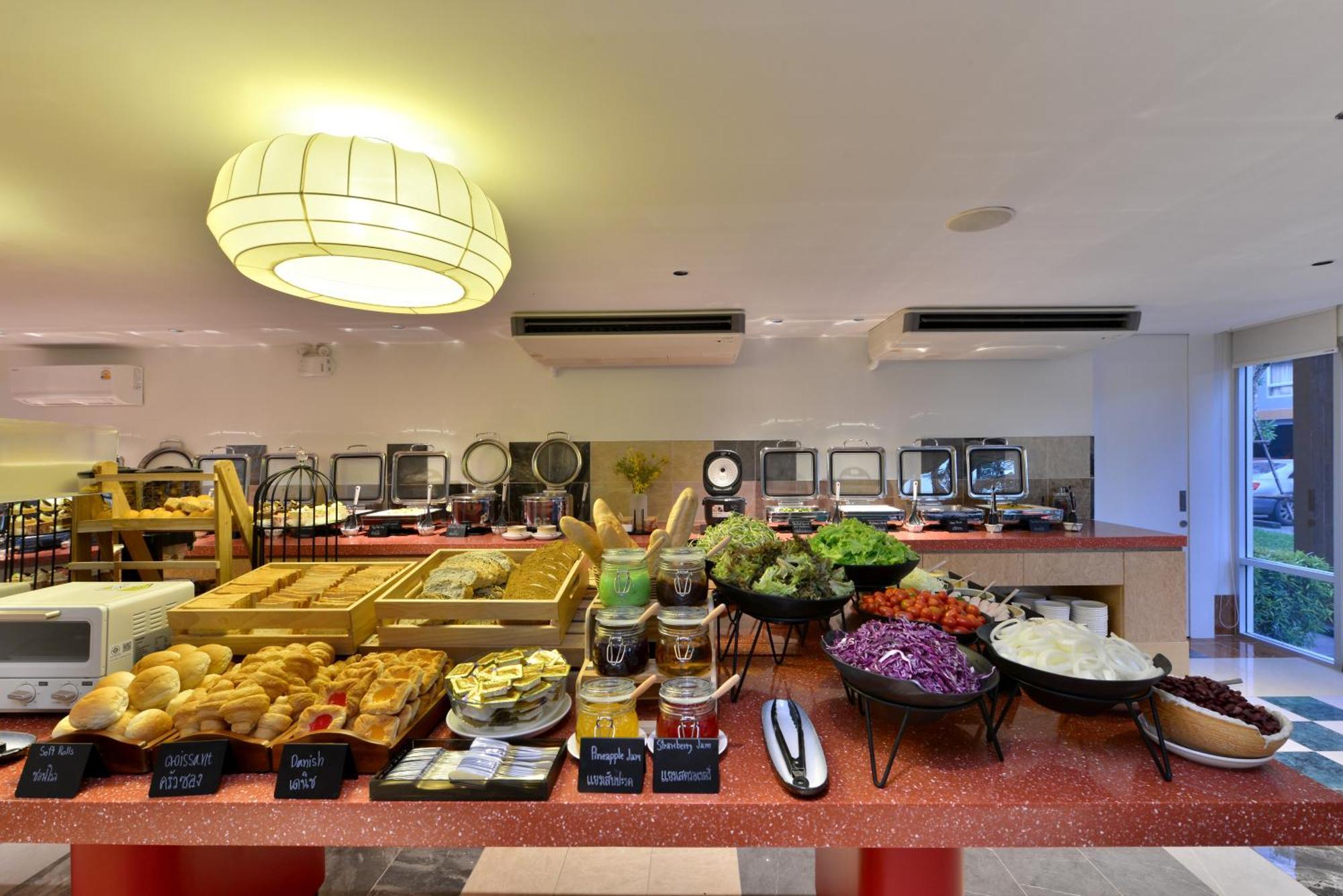 The Grass Serviced Suites Pattaya Buitenkant foto