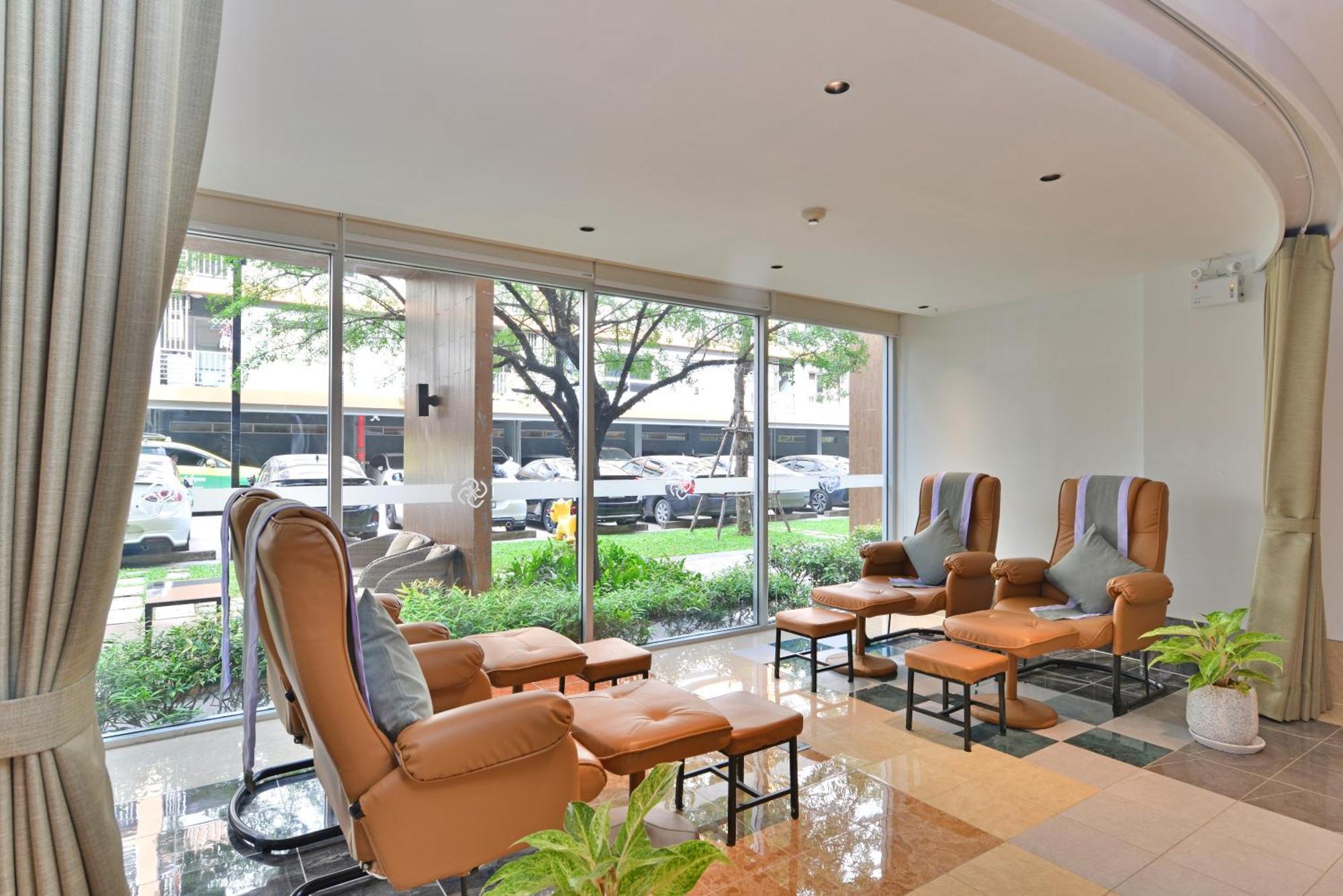 The Grass Serviced Suites Pattaya Buitenkant foto